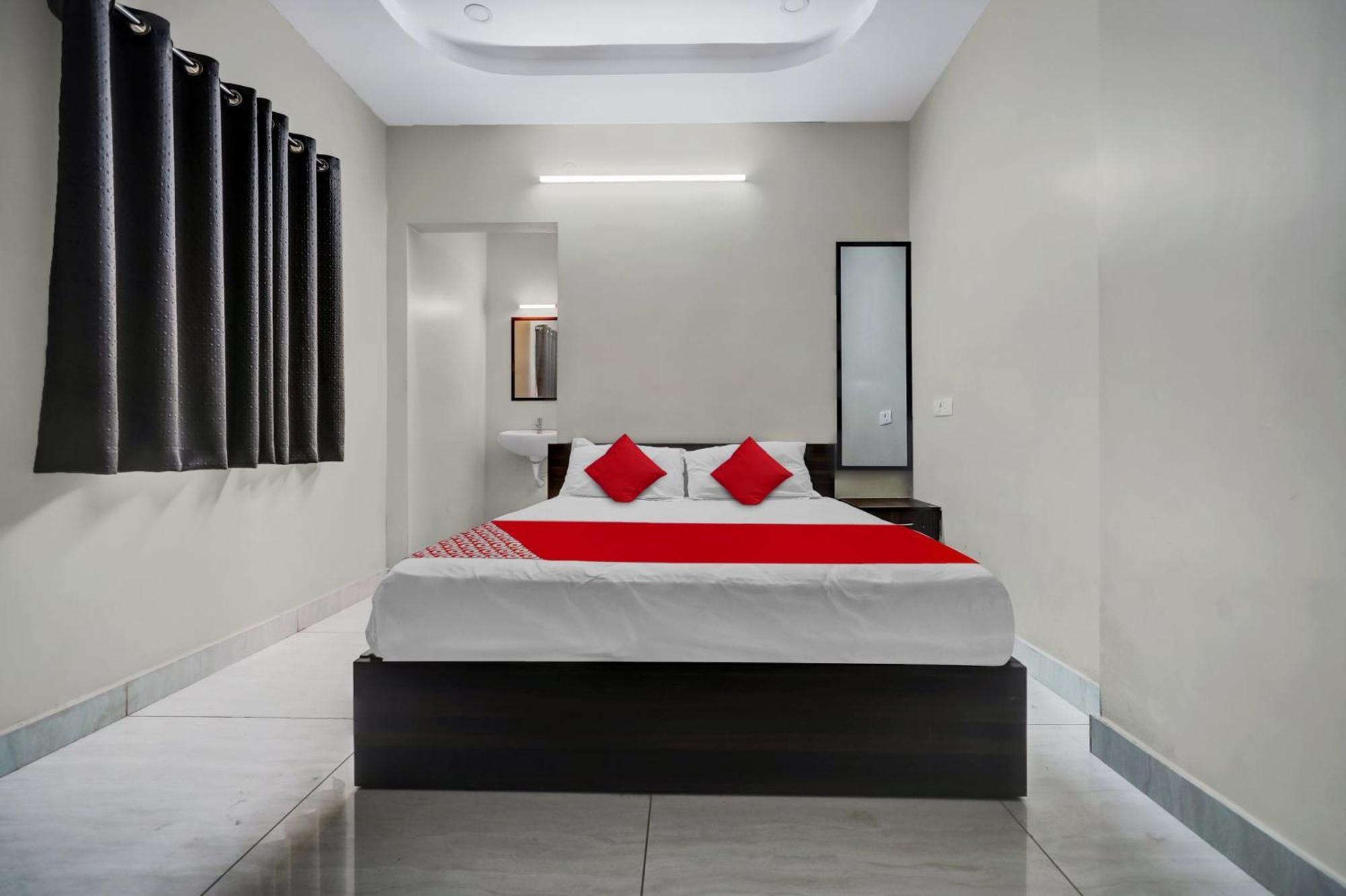 Hotel O Vara Residency Rājahmundry Extérieur photo