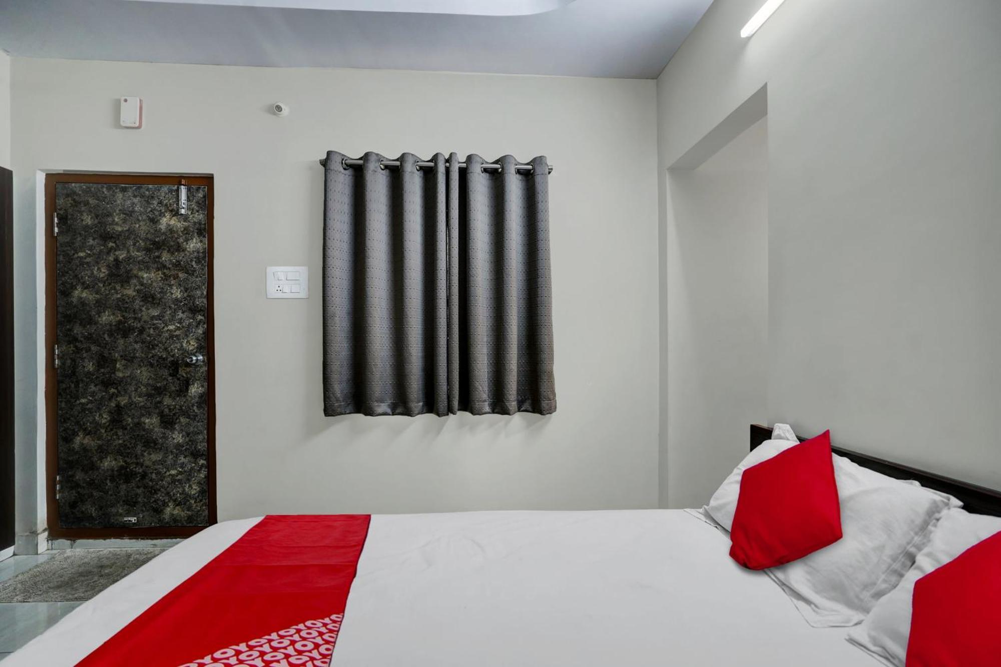 Hotel O Vara Residency Rājahmundry Extérieur photo