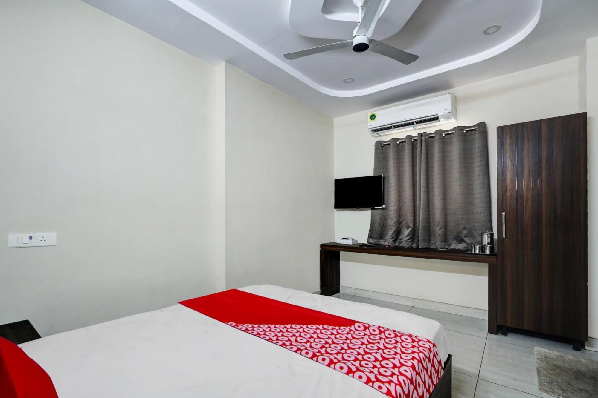 Hotel O Vara Residency Rājahmundry Extérieur photo