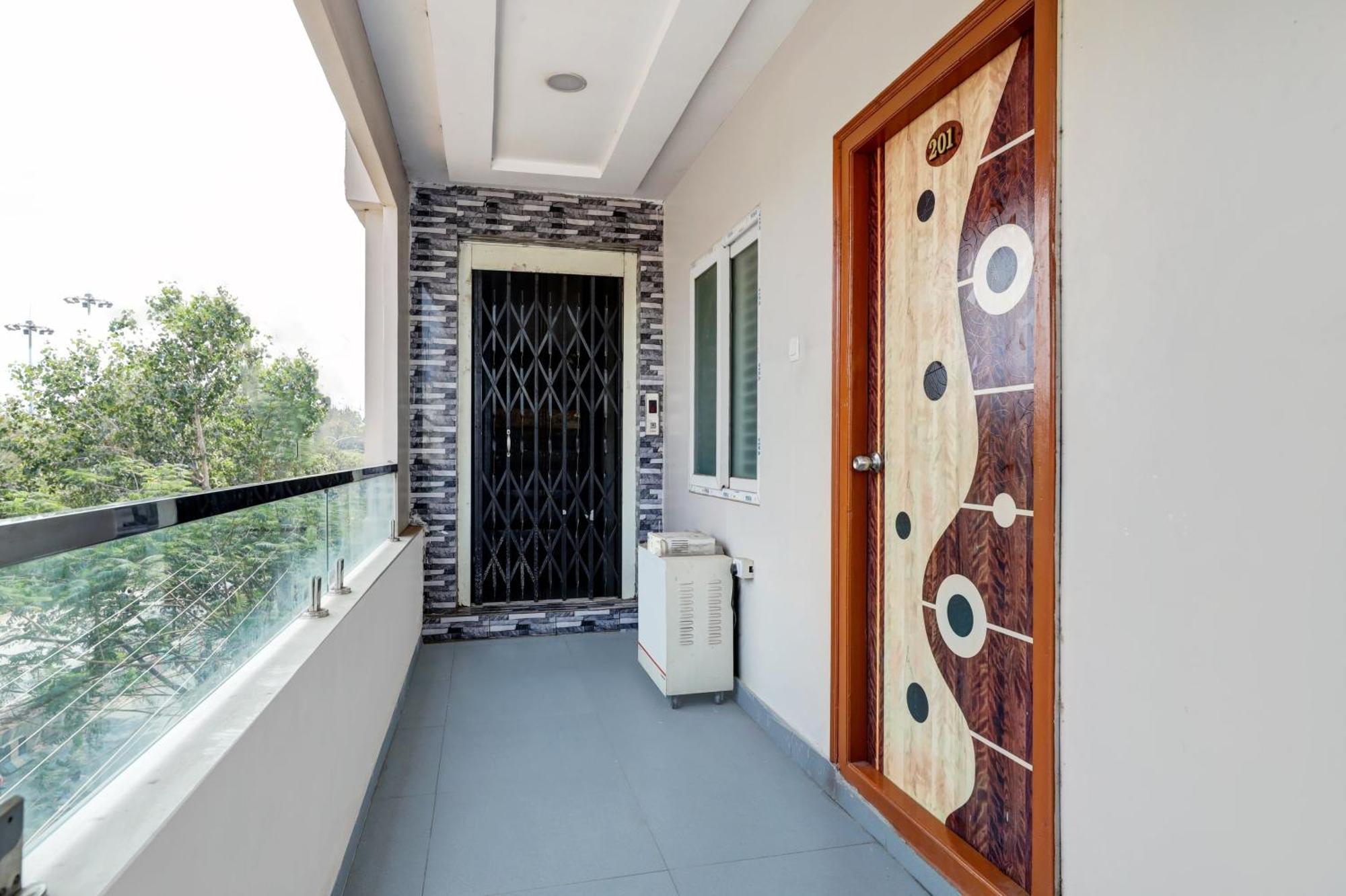 Hotel O Vara Residency Rājahmundry Extérieur photo